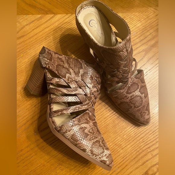 Cato Shoes - Brand new heels from Cato’s. Size 10W.